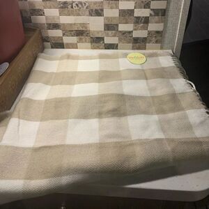 NWT Viv & Lou Scarf
